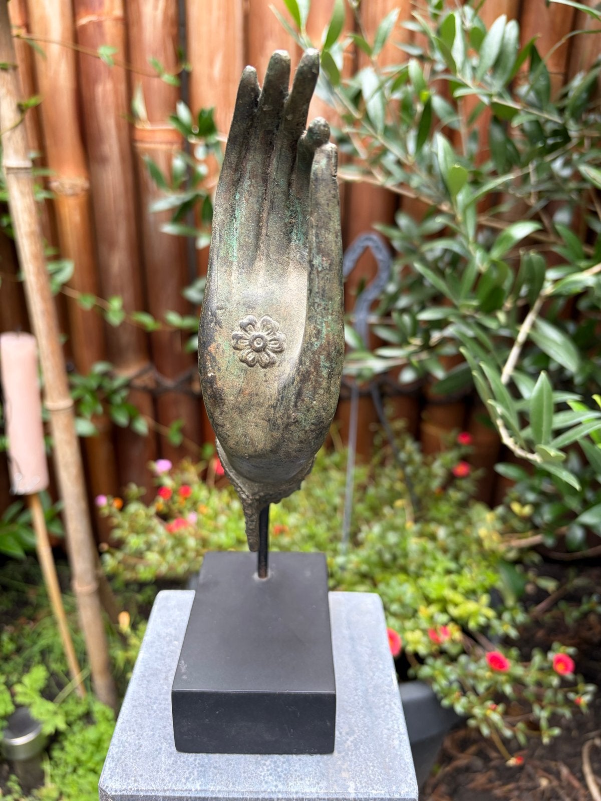 Bronzen Boeddha hand op sokkel - Abhaya Mudra, Ophalen of Verzenden, 20 - 50 cm, Beeld, Bruin