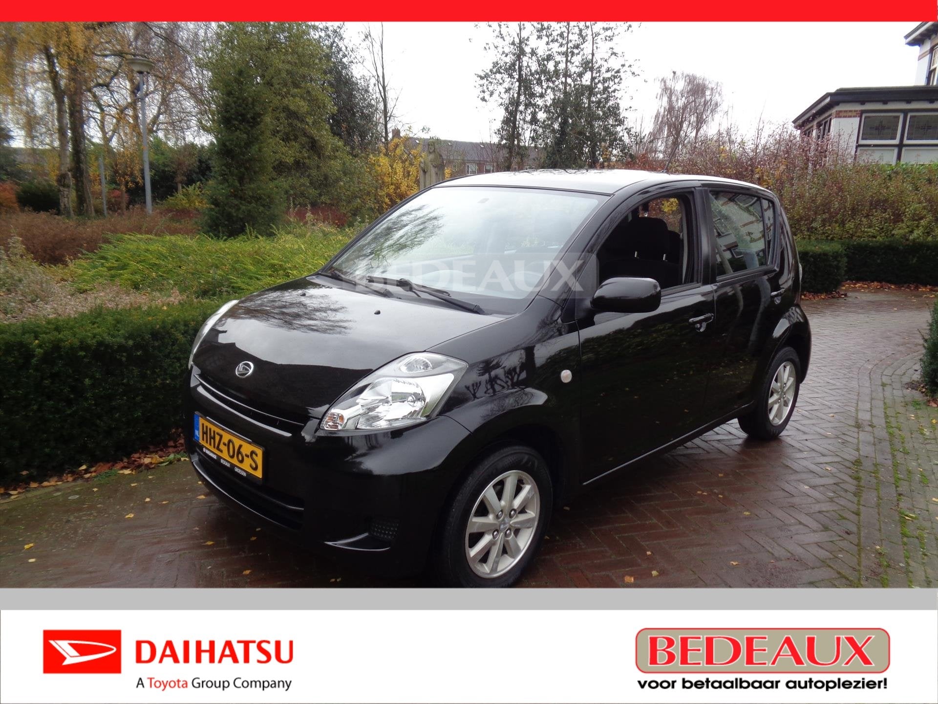 DAIHATSU Sirion 1.3 91pk Supreme bij Daihatsu dealer met 12, Auto's, Stof, Gebruikt, Zwart, 4 cilinders