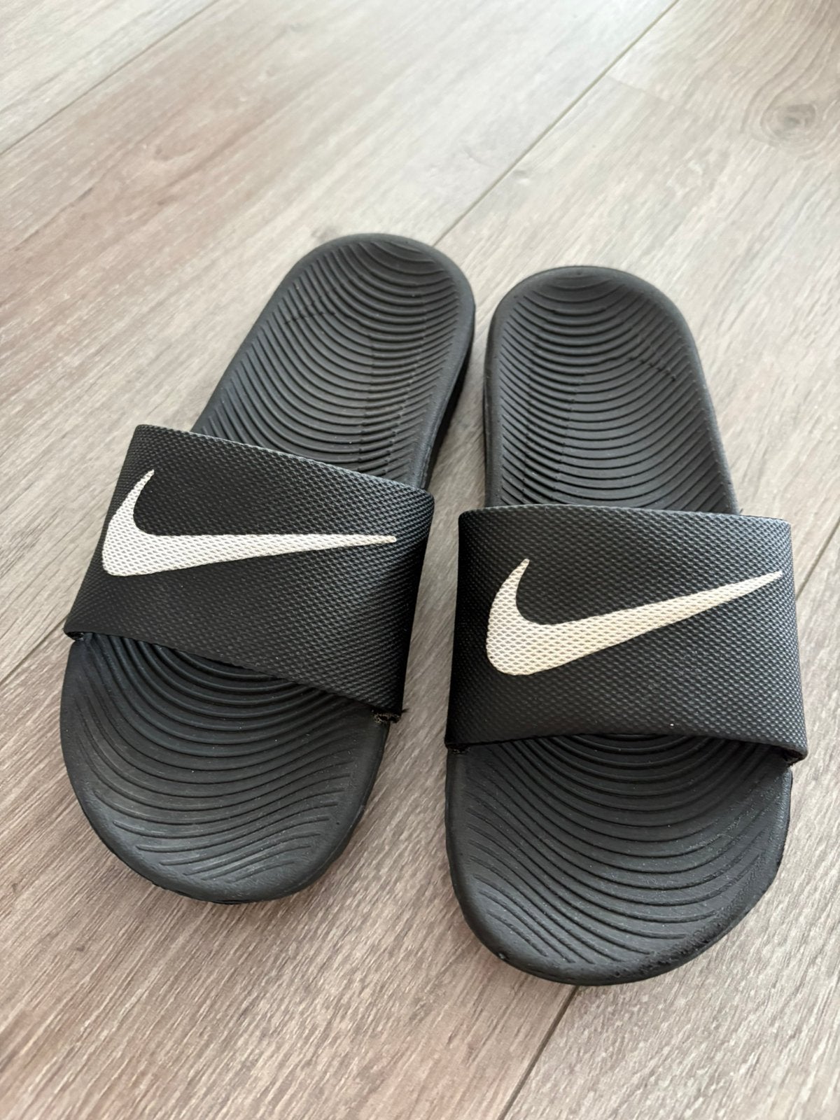 Nike slippers maat 34,5 (zwart), Jongen of Meisje, Overige typen, Ophalen of Verzenden, Zo goed als nieuw