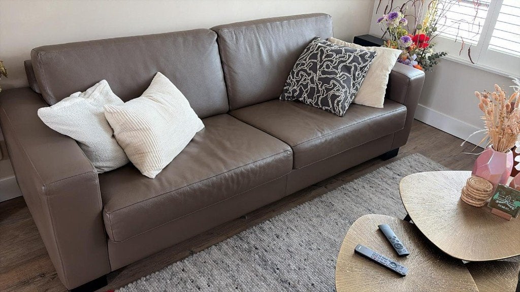 lederen/leren bank taupe/creme/lichtbruin, Huis en Inrichting, Banken | Bankstellen, Ophalen, Tweepersoons, 75 tot 100 cm, Zo goed als nieuw