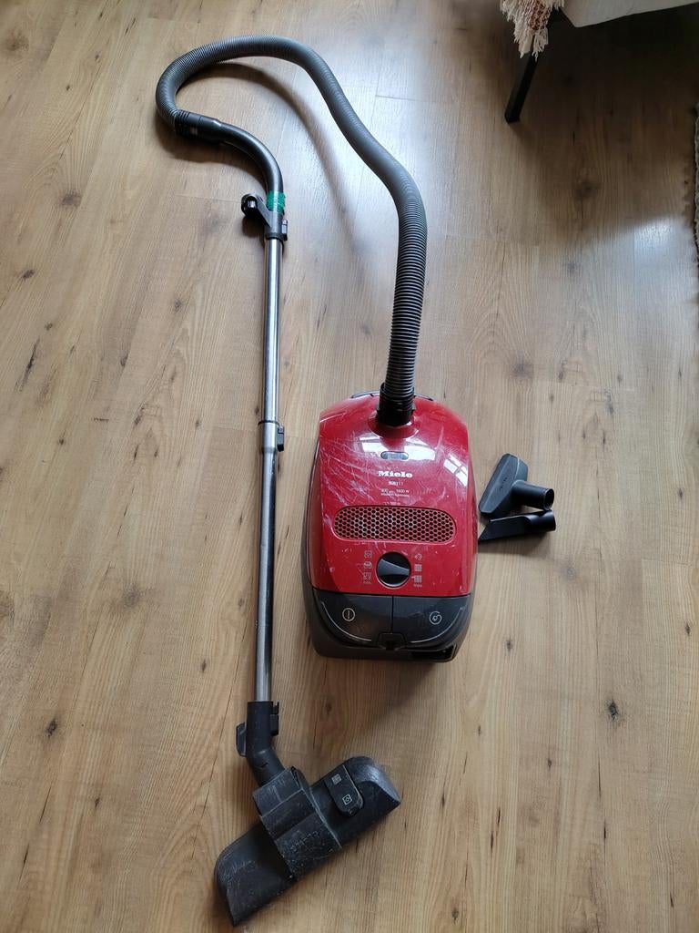Miele S2111 Stofzuiger - Rood, 1600W, Gebruikt, Stofzuiger, 1200 tot 1600 watt, Ophalen