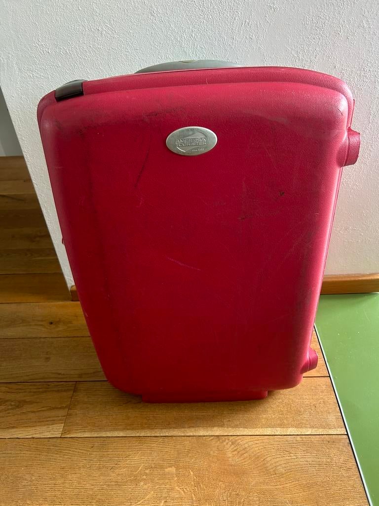 Rode American Tourister koffer met slot en wielen, Sieraden, Tassen en Uiterlijk, Koffers, Gebruikt, Hard kunststof, 70 cm of meer