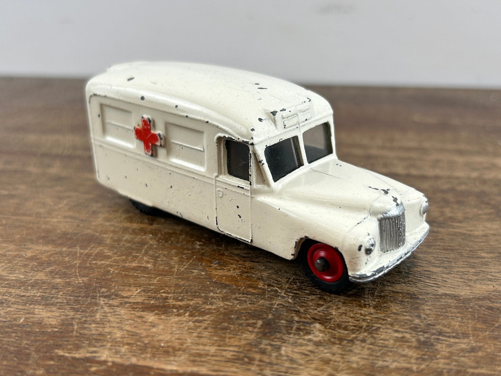 Dinky Toys 253 Daimler Ambulance, Ophalen of Verzenden, Zo goed als nieuw, Auto, Dinky Toys