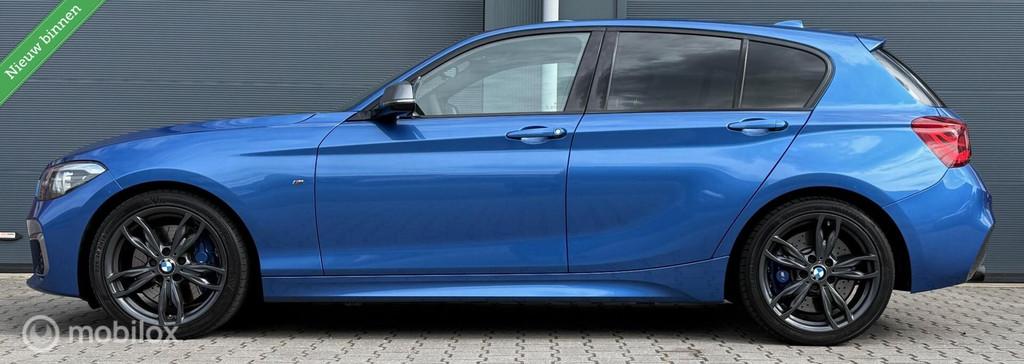 BMW 1-serie M140i xDrive LCI2 Edition Shadow Executive Navi+, Auto's, Gebruikt, Euro 6, Met garantie (alle), Blauw