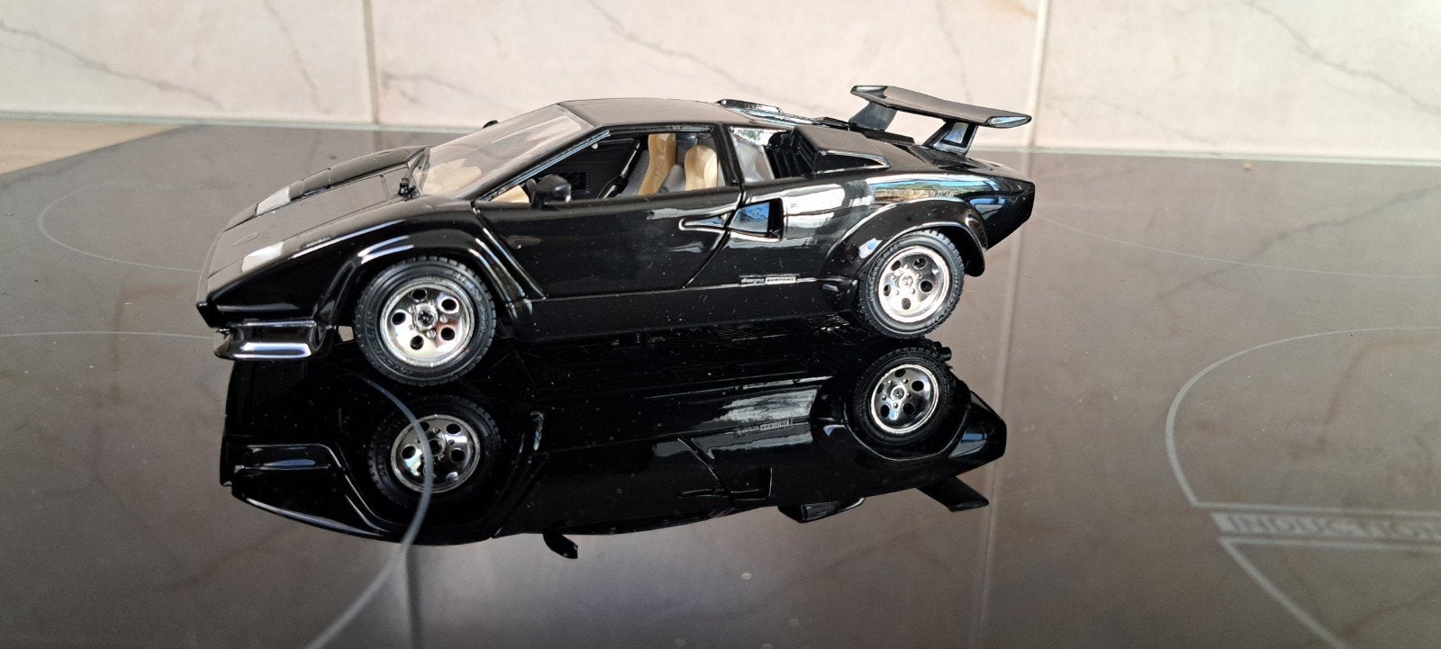 Bburago Lamborghini Countach 1:24 - Nieuw met veel details, Hobby en Vrije tijd, Ophalen of Verzenden, Nieuw, Auto, Bburago