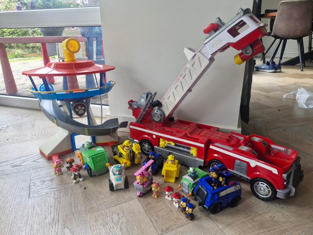 Paw patrol brandweerwagen en uitkijktoren.  Met veel voertui, Ophalen of Verzenden