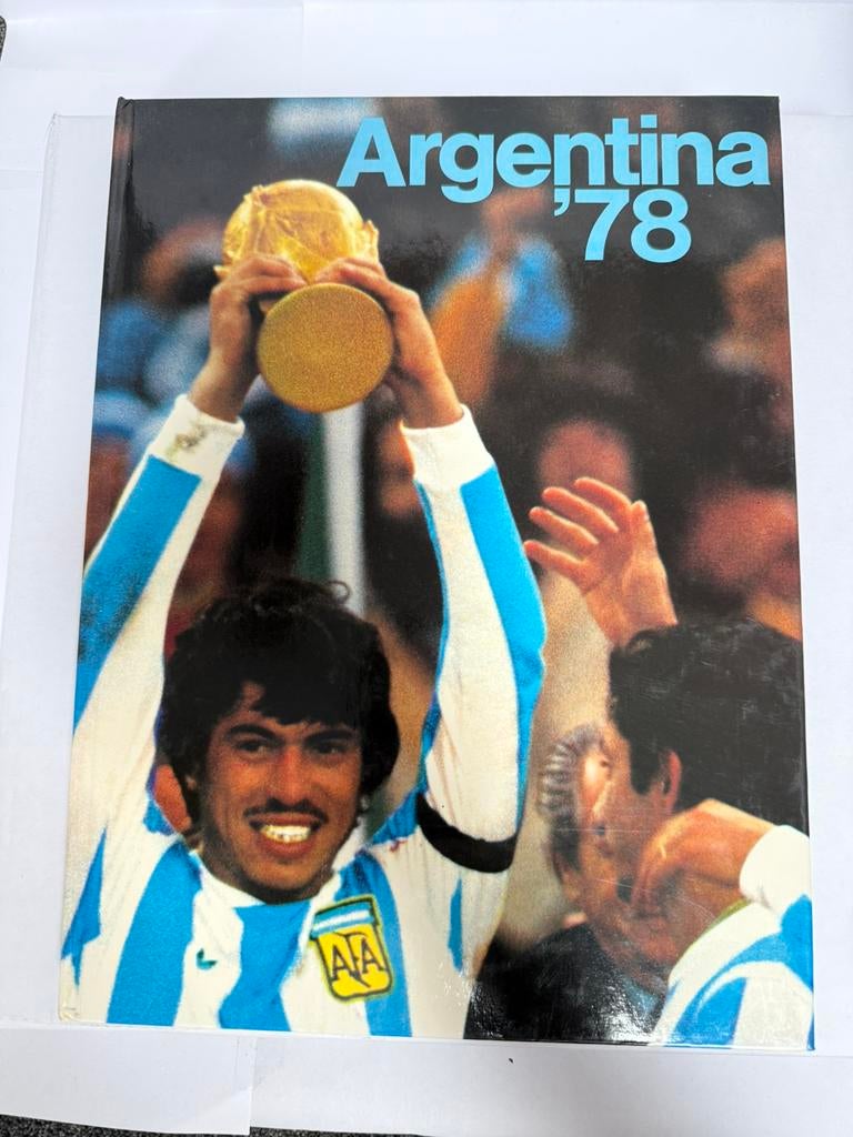 Argentina ’78 – Officieel WK‑boek (Duitstalig), Diverse auteurs, Ophalen of Verzenden, Zo goed als nieuw, Balsport