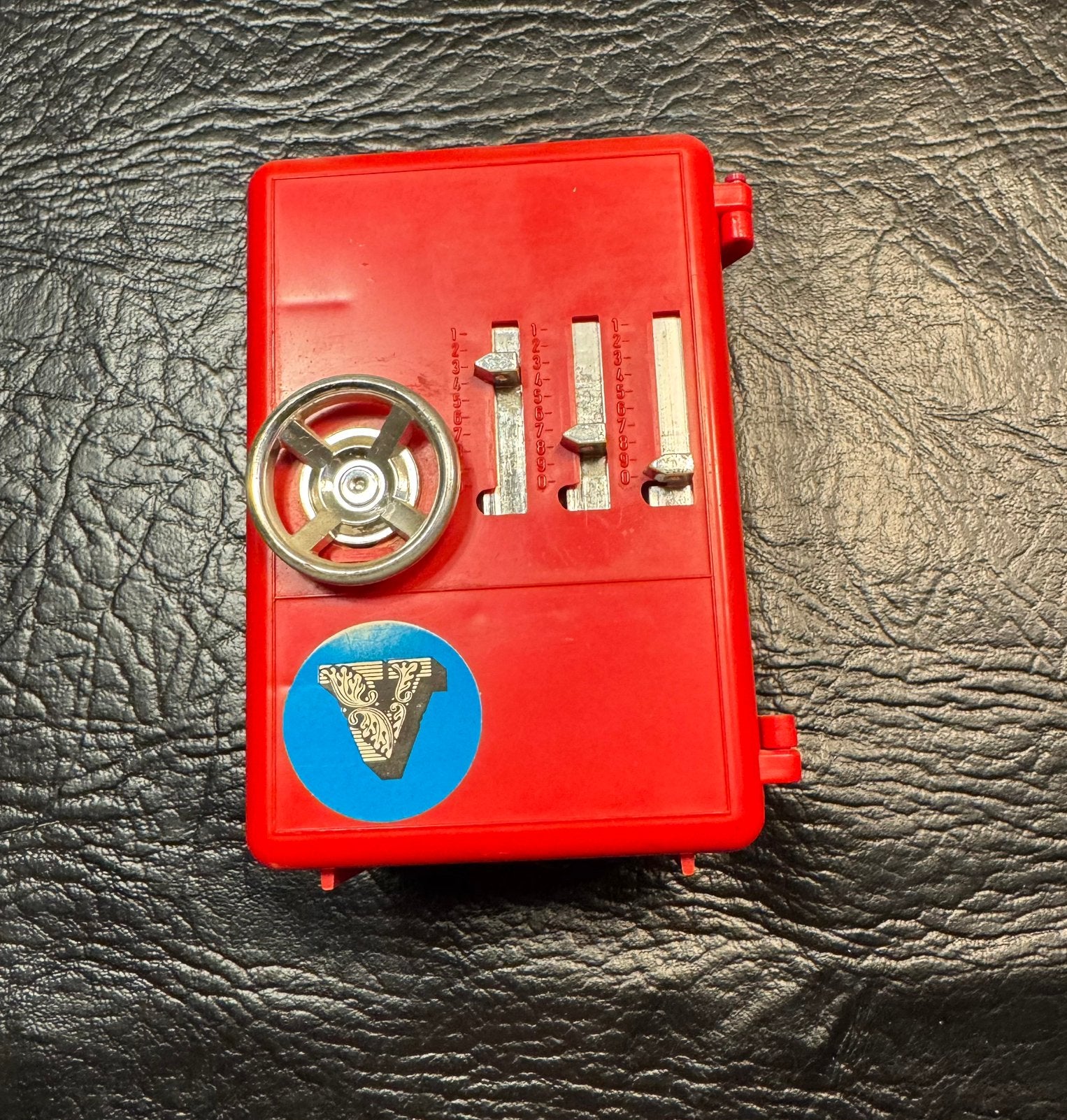 Kunststof spaarpot kluis brandkast rood zilver 12 x 6 x 6, Verzamelen, Spaarpotten, Ophalen of Verzenden, Zo goed als nieuw, Kunststof