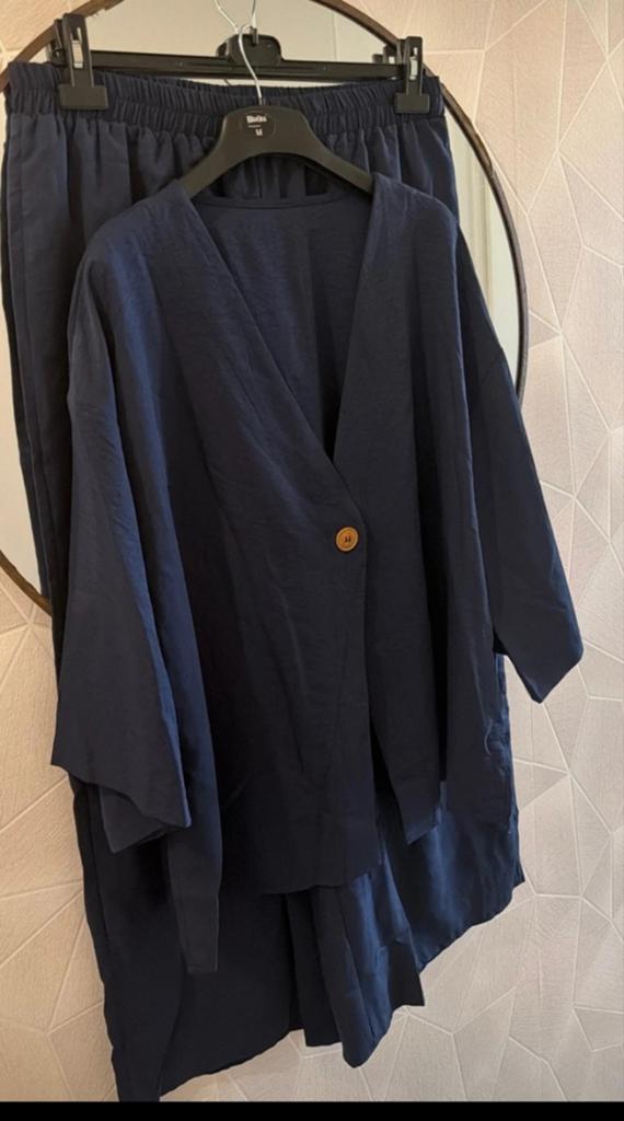 Donkerblauwe tweedelige set: blouse en broek mt xl., Kleding | Dames, Ophalen of Verzenden, Zo goed als nieuw, Blauw, Lang