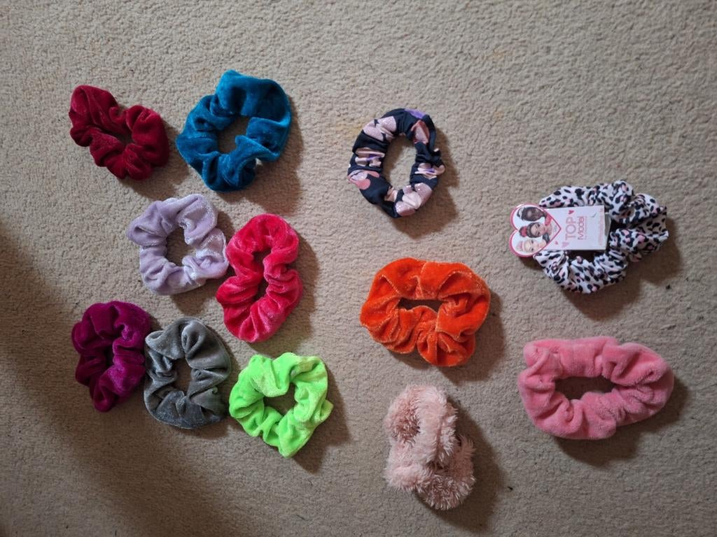 Grote set van 11 kleurrijke scrunchies, Kleding | Dames, Overige Dameskleding, Diverse, Ophalen of Verzenden, Zo goed als nieuw