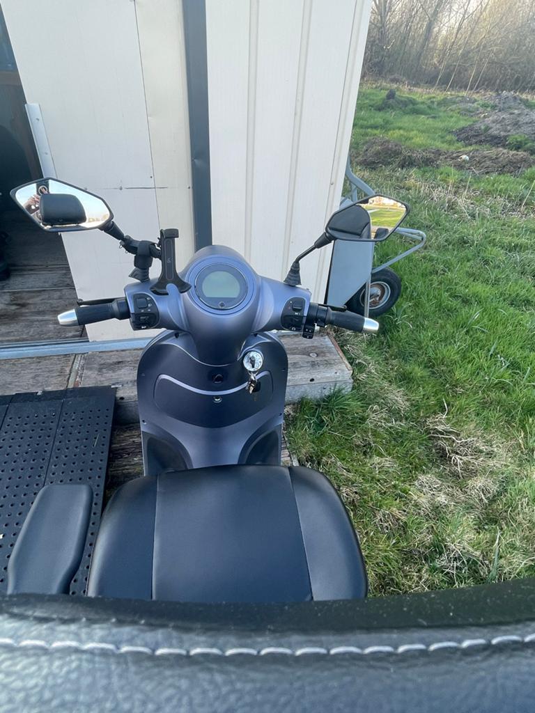 Vespa model scootmobiel, Ophalen, Zo goed als nieuw