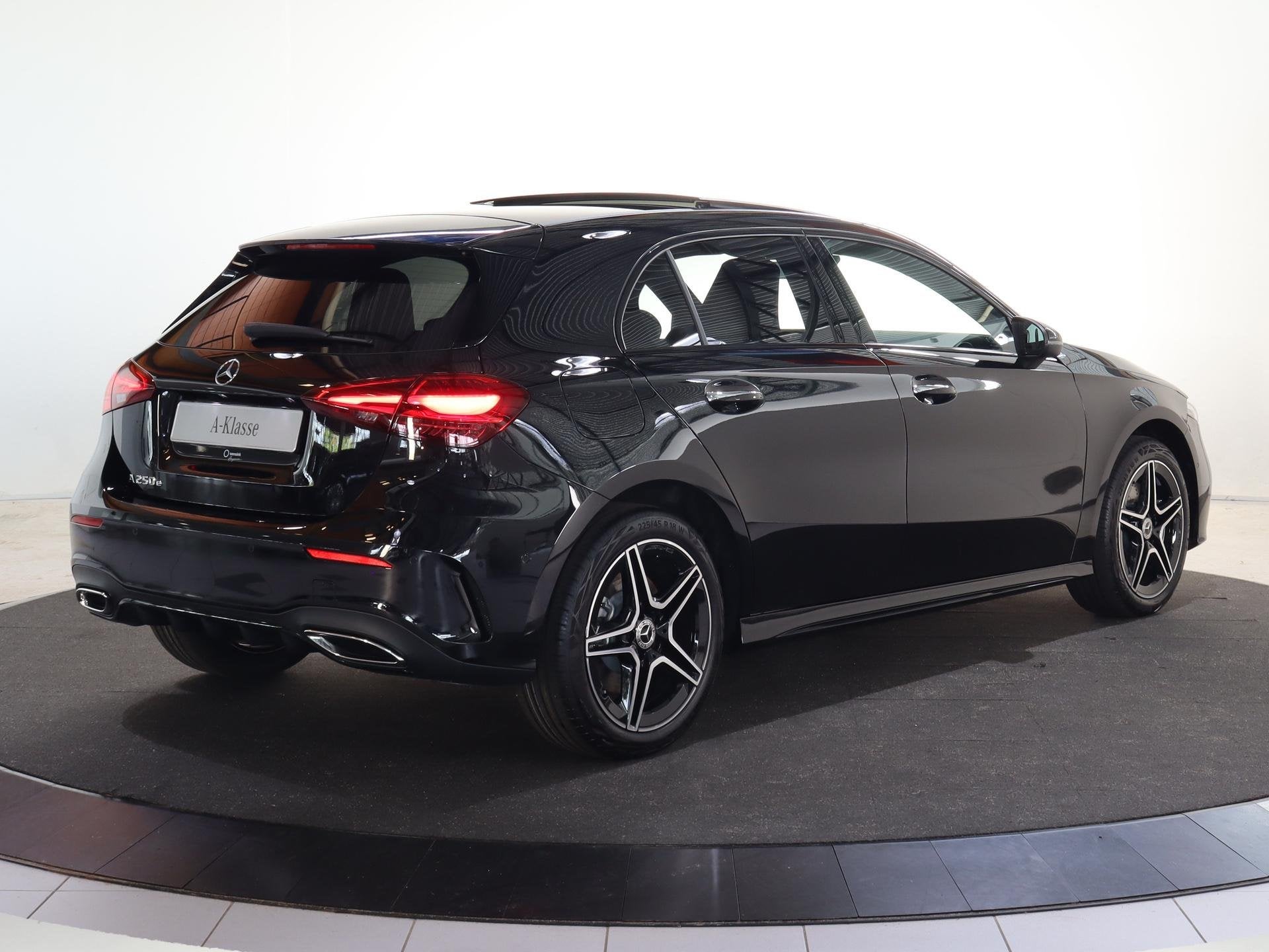 Mercedes-Benz A-klasse 250 e Business Solution AMG | Panoram, Auto's, Dealer onderhouden, Gebruikt, 4 cilinders, Zwart
