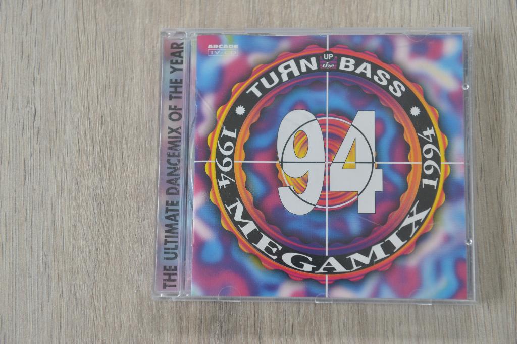 TURN UP THE BASS == MEGAMIX 1994, Cd's en Dvd's, Verzenden, Zo goed als nieuw, Dance Populair, Boxset