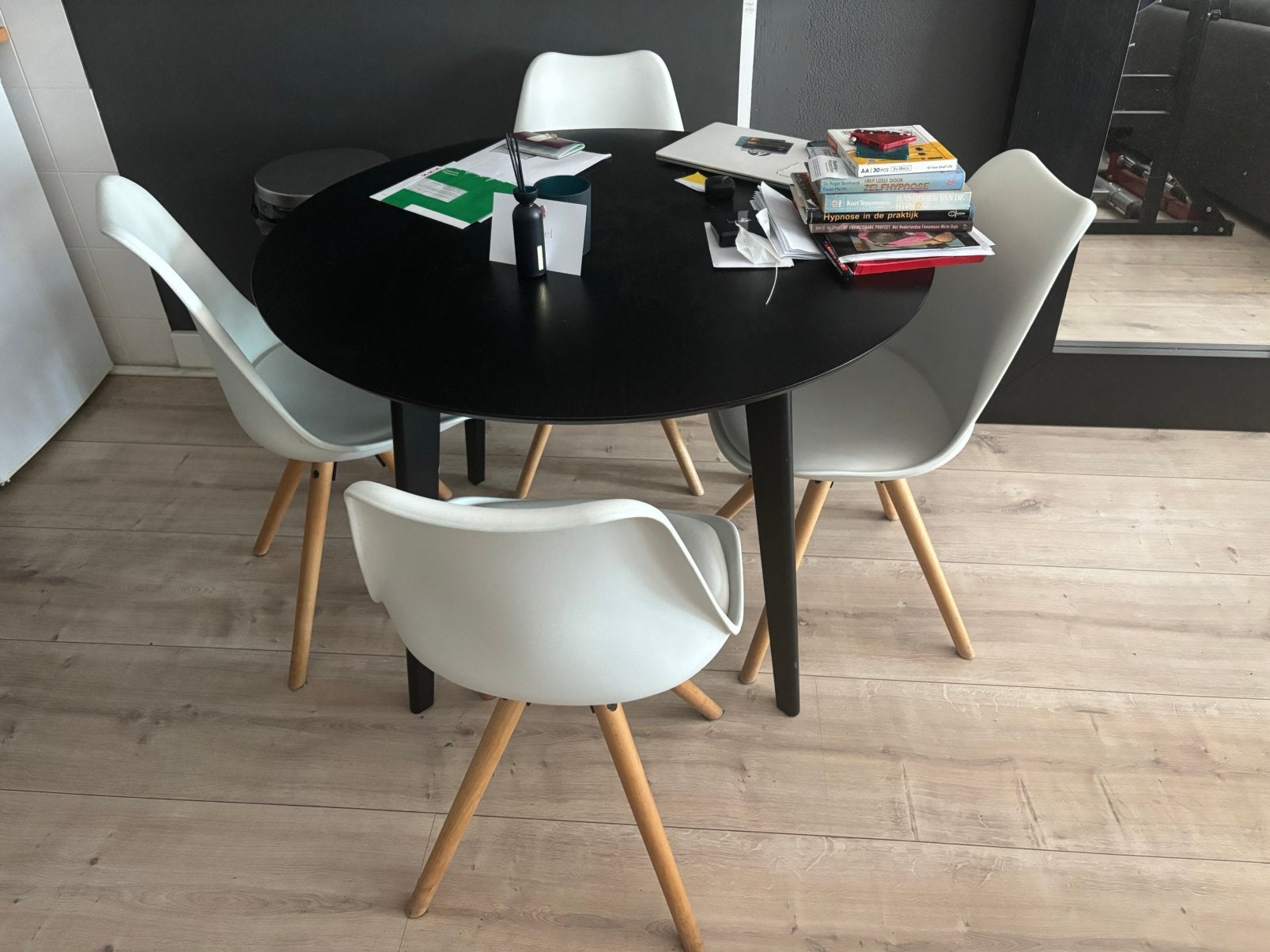 Leuke kleine eethoek met ronde tafel 80 rond en 4 stoelen, Huis en Inrichting, Tafels | Eettafels, Ophalen, 100 tot 150 cm, Rond