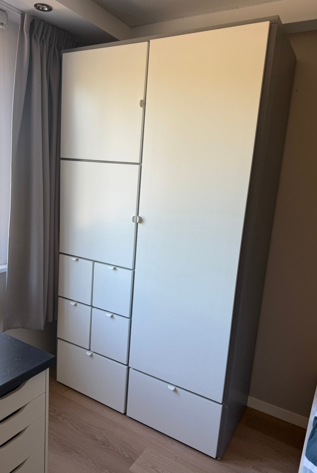 IKEA VISTHUS Kledingkast grijs/wit, 122x59x216 cm, Ophalen, Overige materialen, 100 tot 150 cm, 200 cm of meer