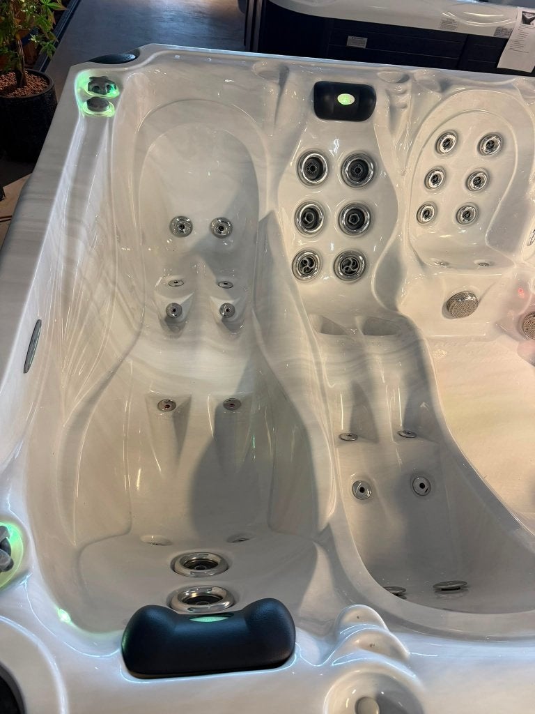 Luxe Passion Desire Jacuzzi / Spa – Nu € 5.950, Ophalen, Zo goed als nieuw, Trap, Vast