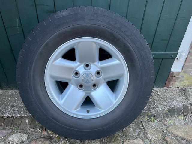 Originele 17 inch velg met band Dodge Ram 1500., Ophalen, Gebruikt, 265 mm, Banden en Velgen