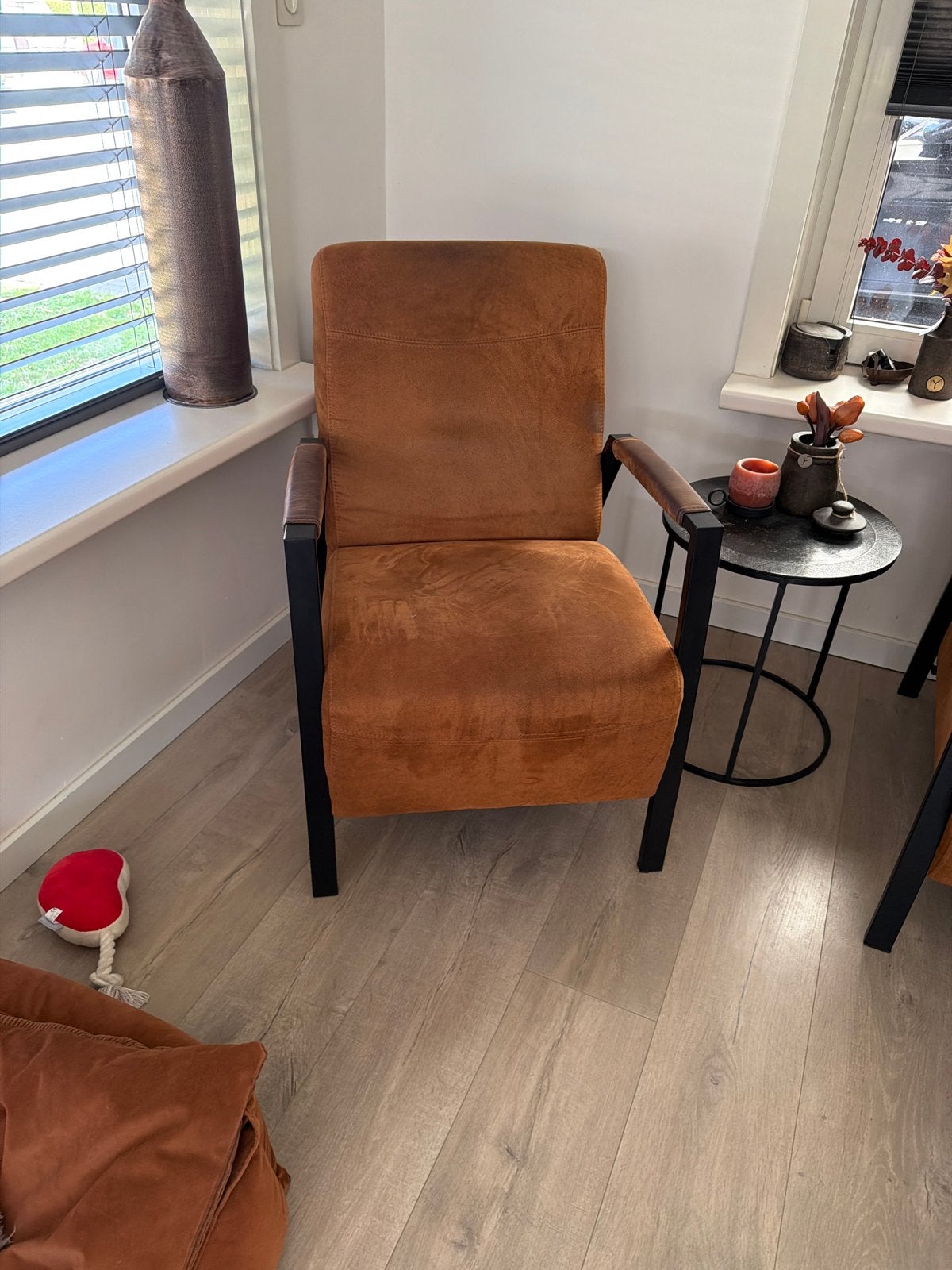 Comfortabele fauteuil in cognacbruin met metalen frame, Ophalen, Gebruikt, Twee, Bruin