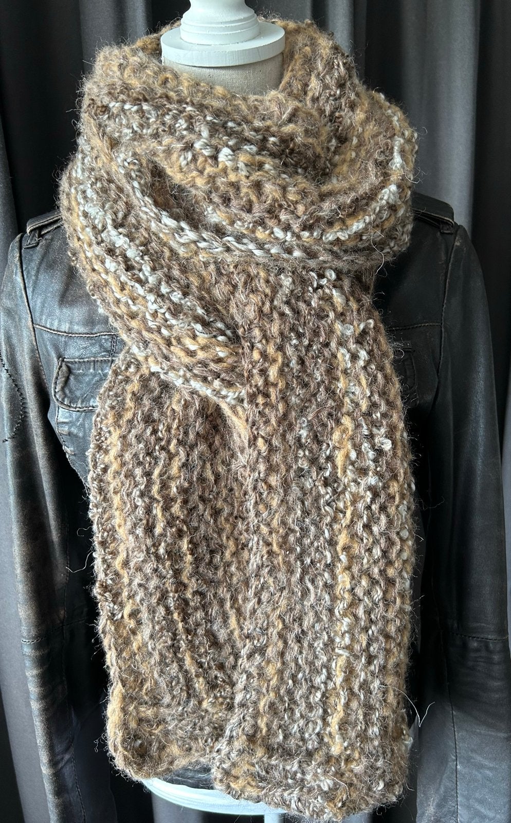 Handgebreide sjaal (210x20)met diverse wol, kleur bruin, Ophalen of Verzenden, Nieuw, Maat 42/44 (L), Sjaal
