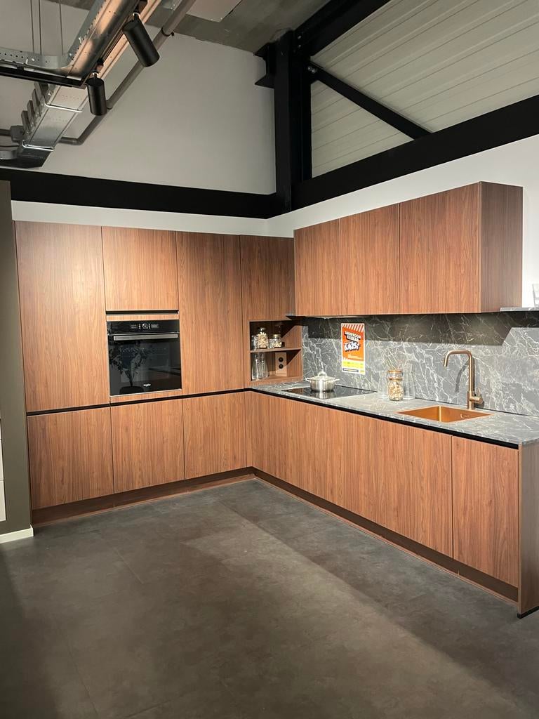 Moderne Greeploze Showroomkeuken Notenhout met Koperaccenten, Ophalen, Overige materialen, Bruin, Hoekkeuken