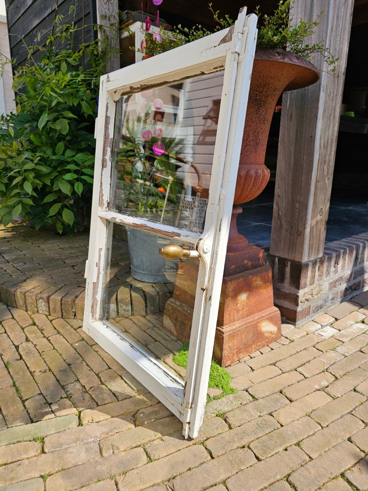 Oud houten raam met klink - Decoratief, Ophalen, Gevelraam of Ruit, Gebruikt, Minder dan 80 cm