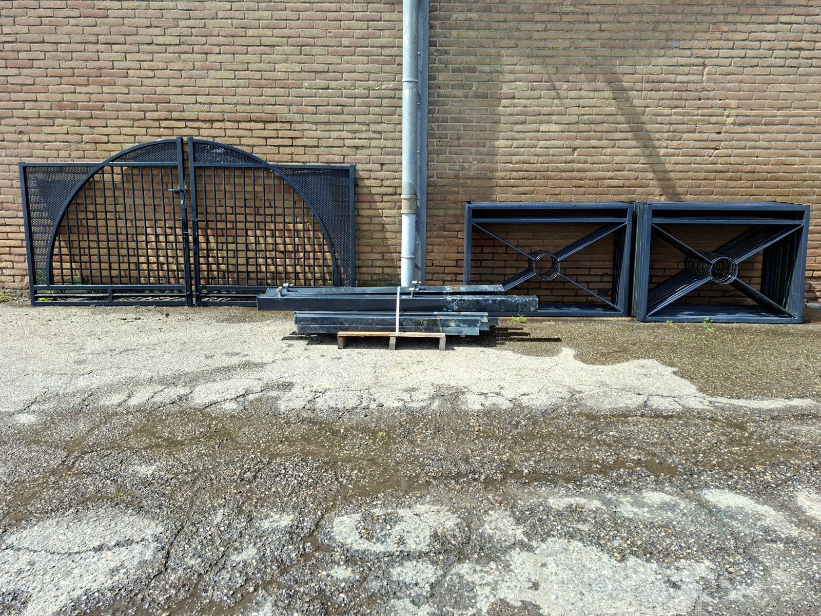 nette partij sierhekwerk + sierpoort, Tuin en Terras, Ophalen, Gebruikt, IJzer
