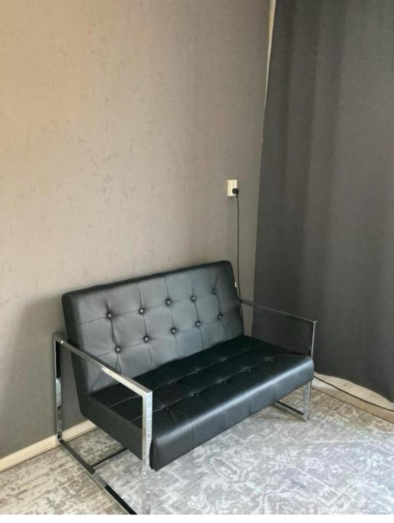Modern zwart leren bankje met chromen frame, Huis en Inrichting, Banken | Sofa's en Chaises Longues, Ophalen, Gebruikt, Tweepersoons