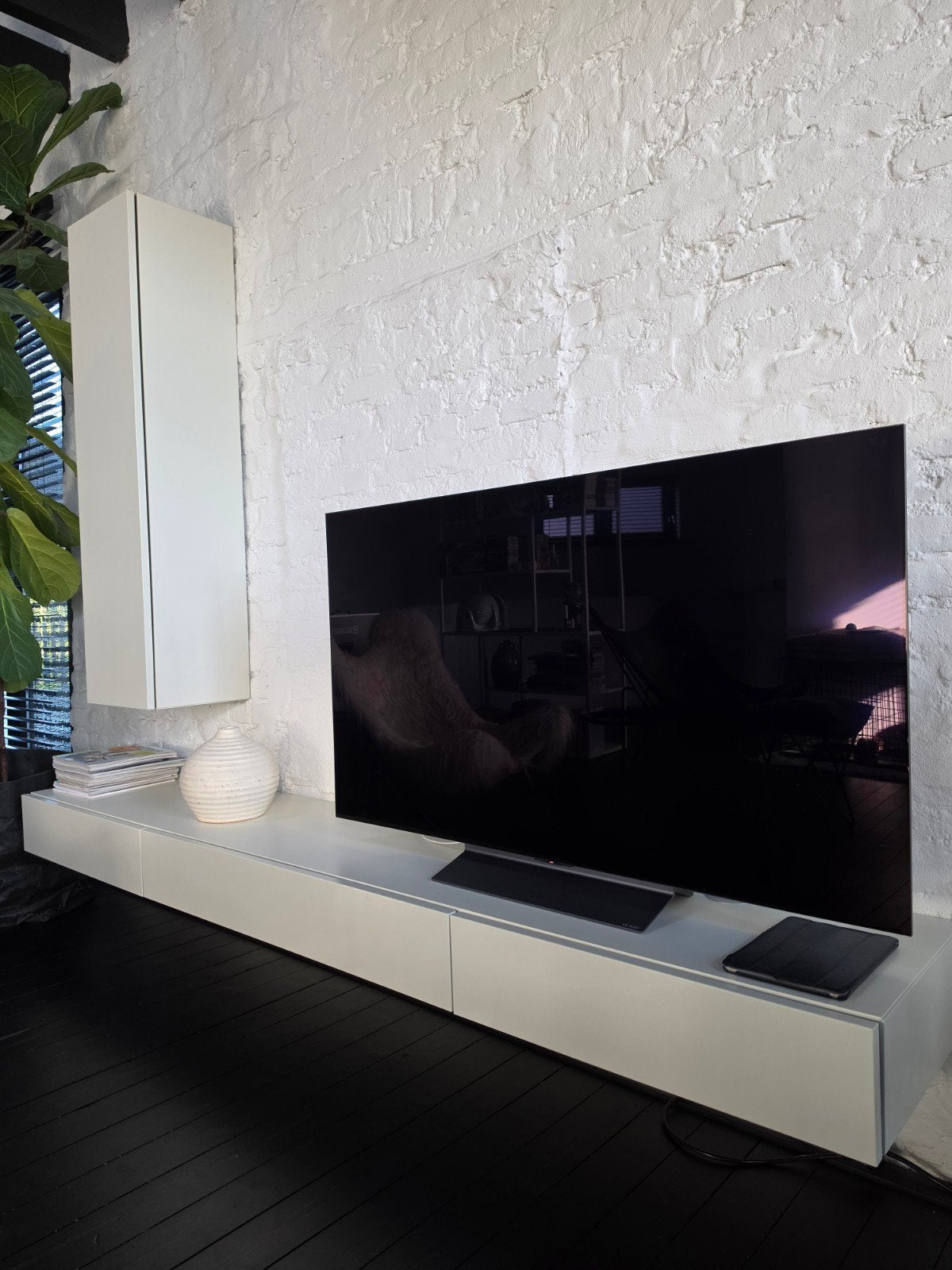 Vrijhangend modern wit tv-meubel met hangkast, Ophalen, Modern minimalistisch, Gebruikt, 200 cm of meer
