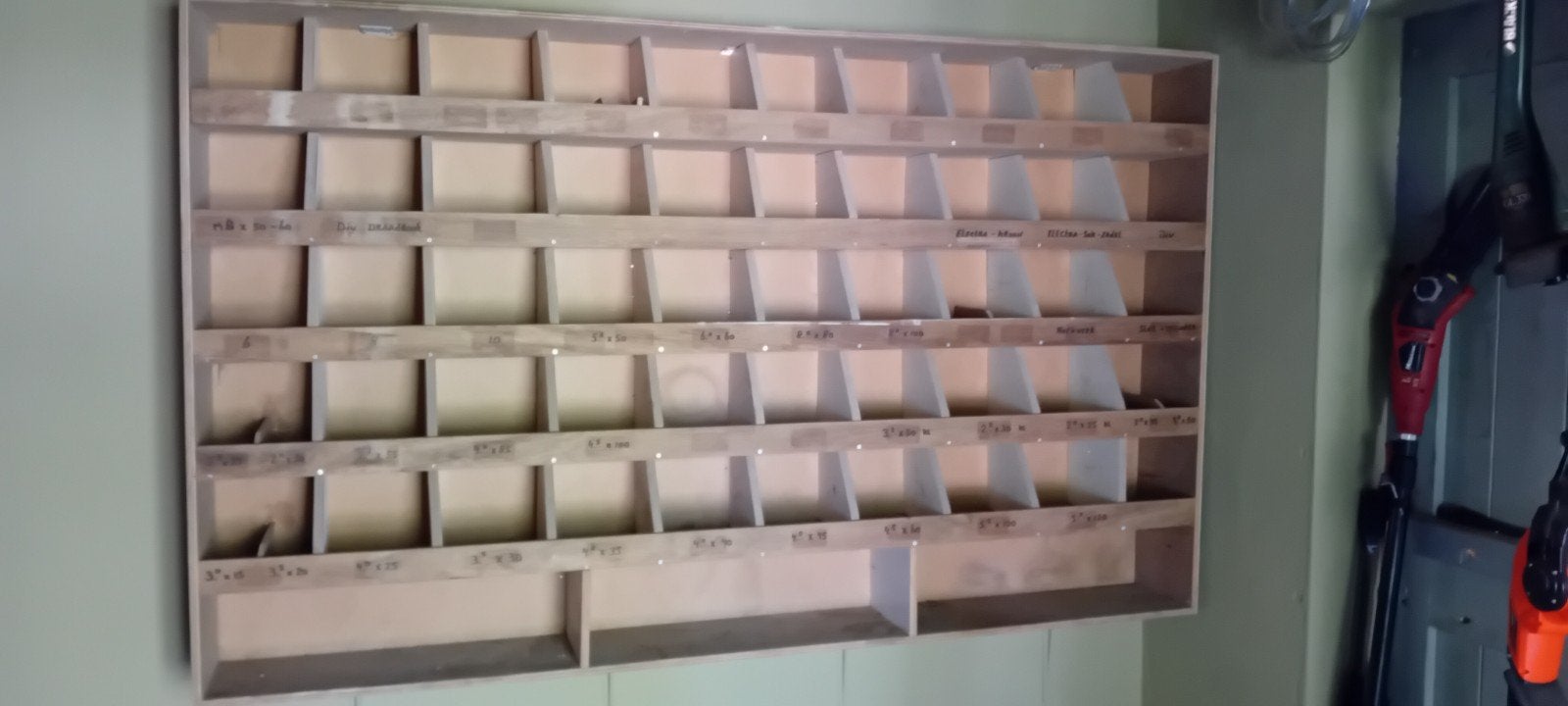 Spijker en Schroeven opbergkast, Ophalen