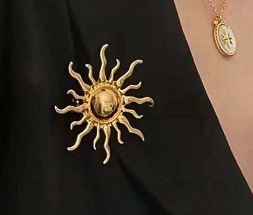 Nieuwe prachtige broche in de vorm van een zon, Sieraden, Tassen en Uiterlijk, Overige materialen, 4 tot 7 cm, Nieuw, Ophalen of Verzenden