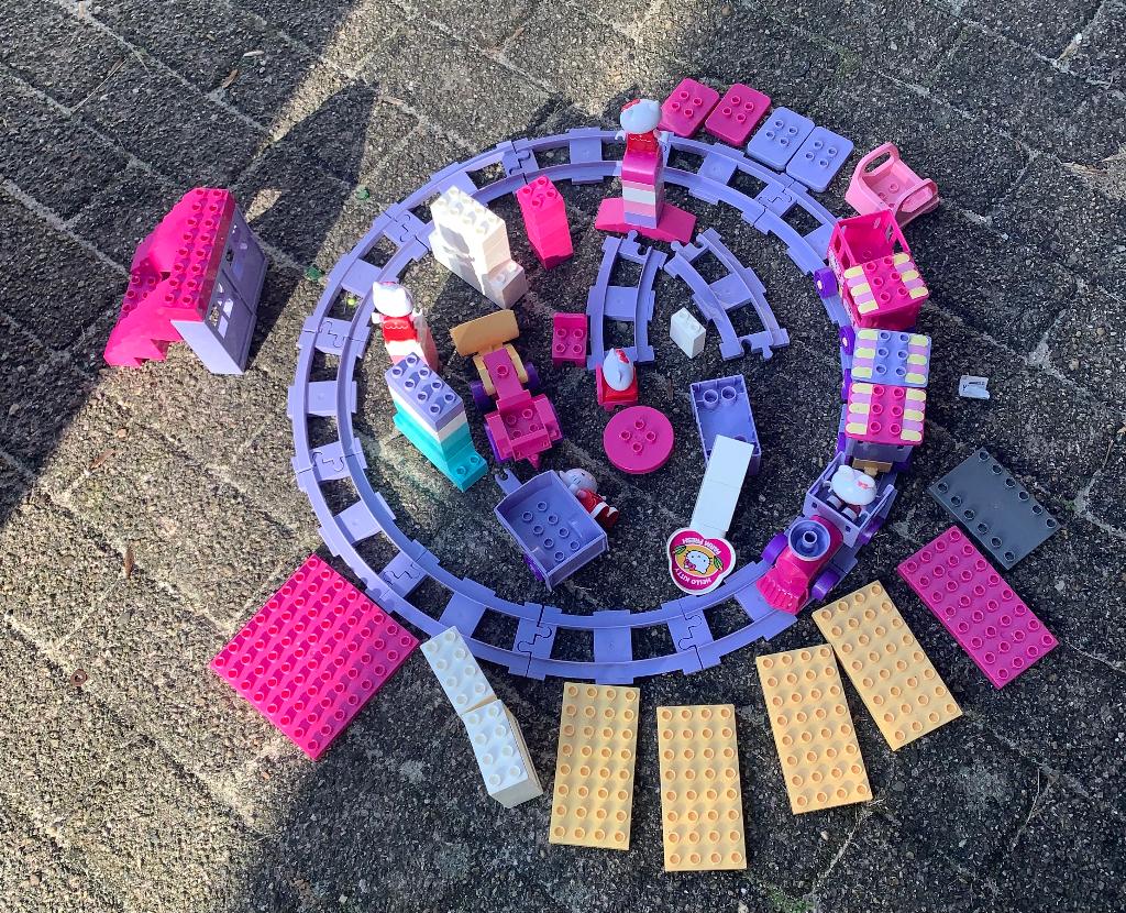 Hello kitty duplo trein,blokken en poppetjes, Ophalen of Verzenden, Zo goed als nieuw, Losse stenen, Duplo