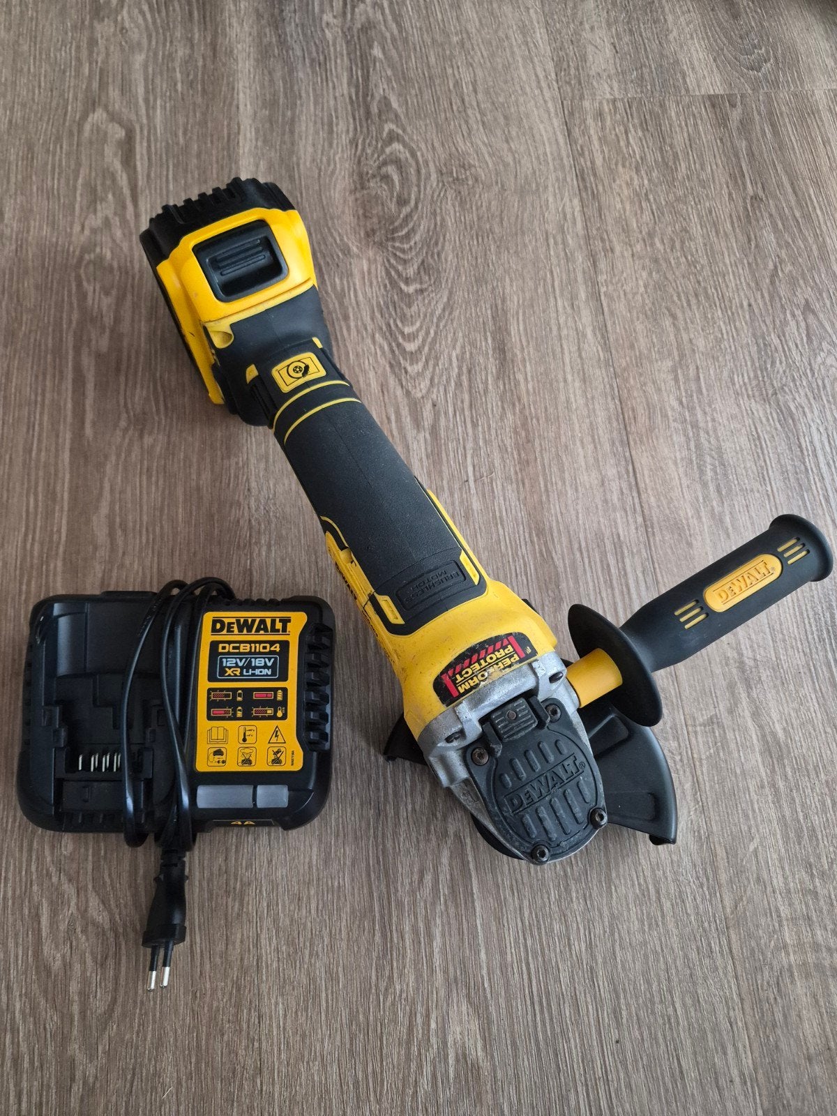 Dewalt DCG405 haakse slijper met 5Ah accu en lader, Ophalen of Verzenden, Gebruikt, 1200 watt of meer