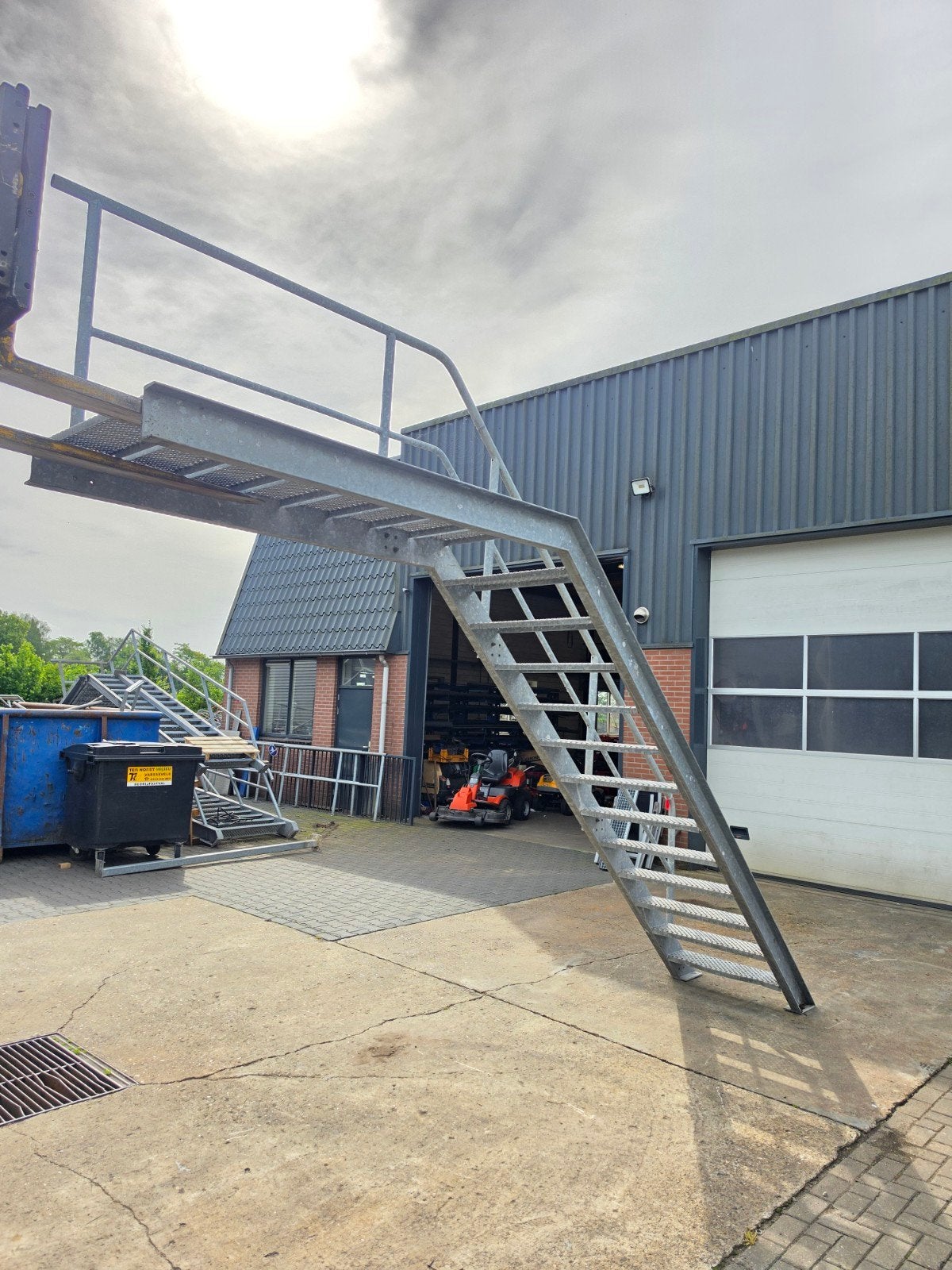 Stalen trap met bordes gegalv.hoog 2,75mtr nor086, Doe-het-zelf en Verbouw, Ladders en Trappen, Ophalen, 2 tot 4 meter