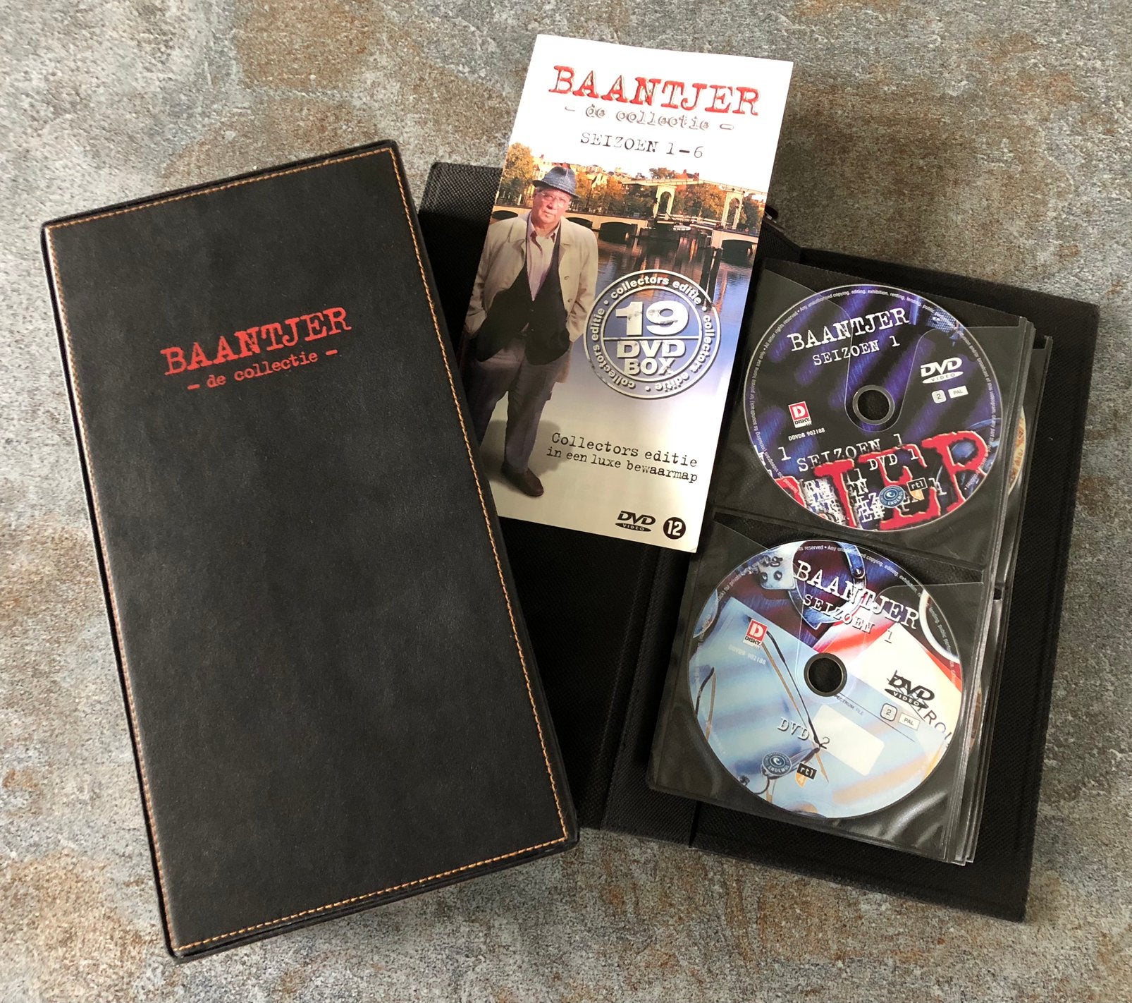 Baantjer dvd box collectors item, Ophalen, Zo goed als nieuw, Seizoen 1, Bonusmateriaal
