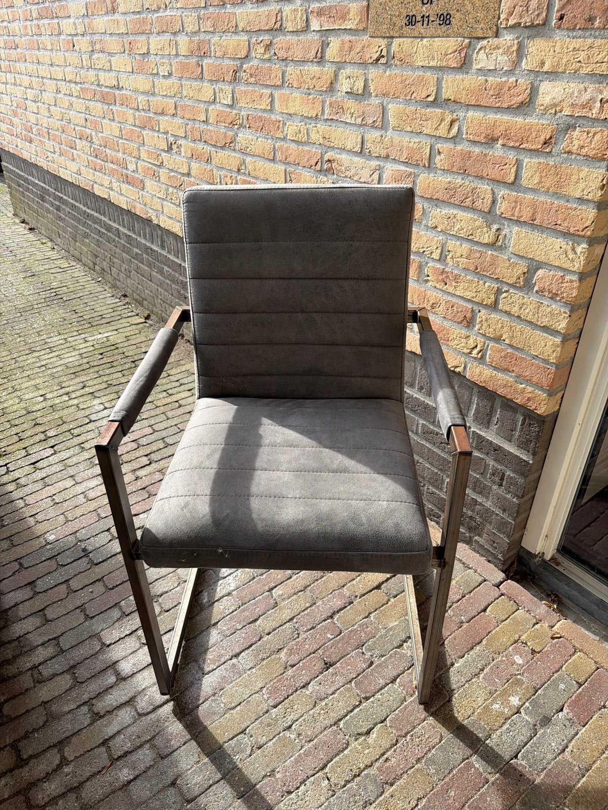 Gratis af te halen! Grijze eetkamerstoel met armleuningen, Ophalen, Gebruikt, Eén, Stof