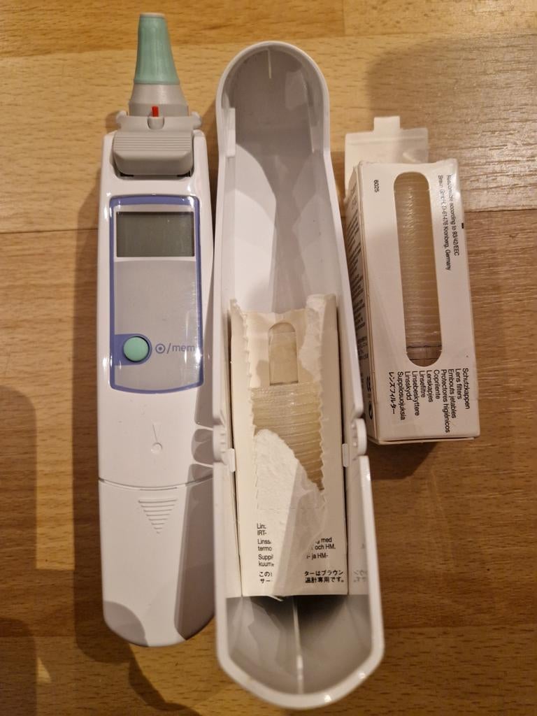 Braun ThermoScan digitale oorthermometer + kapjes, Ophalen of Verzenden, Zo goed als nieuw, Overige typen