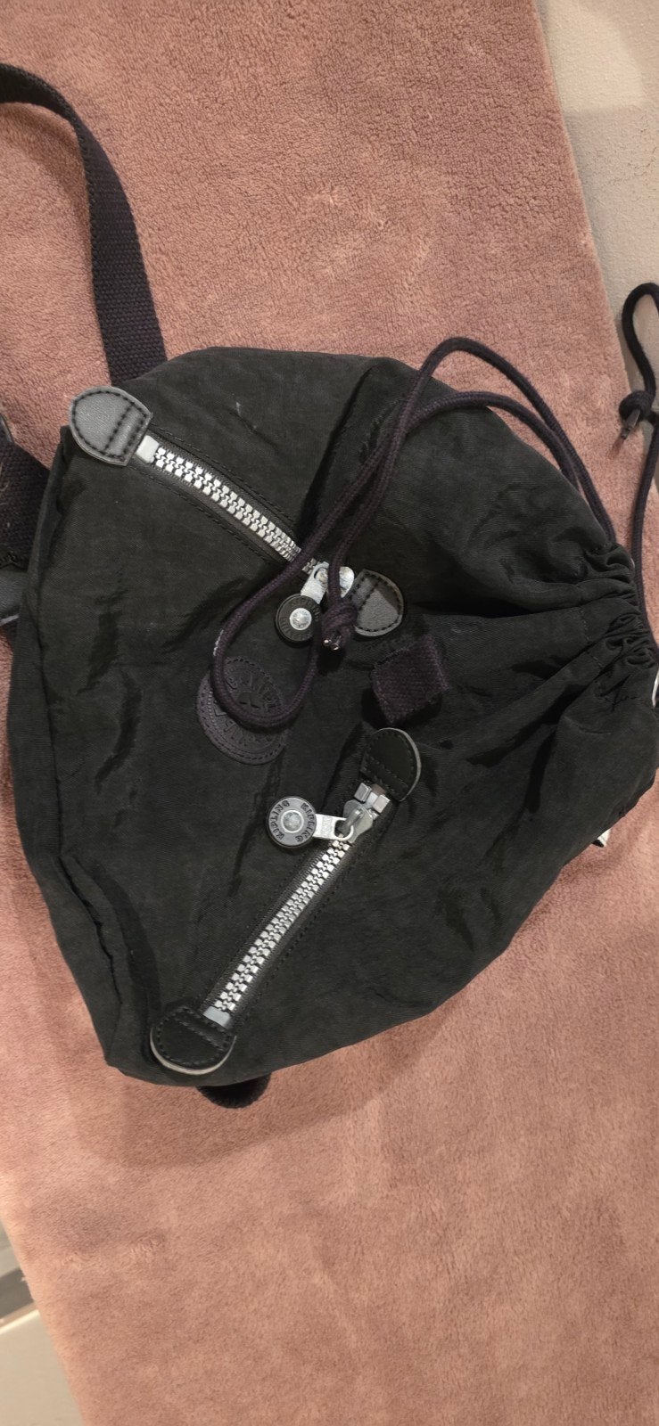 Kipling Zwarte Schoudertas/Rugzak - Zo goed als nieuw, Sieraden, Tassen en Uiterlijk, Tassen | Rugtassen, Kipling, 25 tot 40 cm