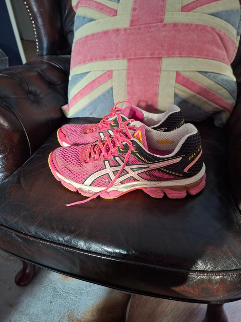 🎯 Asics gel-cumulus 15 dames hardloopschoenen maat 41,5, Sport en Fitness, Loopsport en Atletiek, Gebruikt, Hardloopschoenen