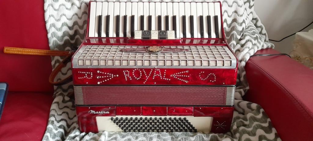 Mooie rode Royal Standard ,Marina accordeon 96 bassen, Ophalen, 120-bas, Overige merken