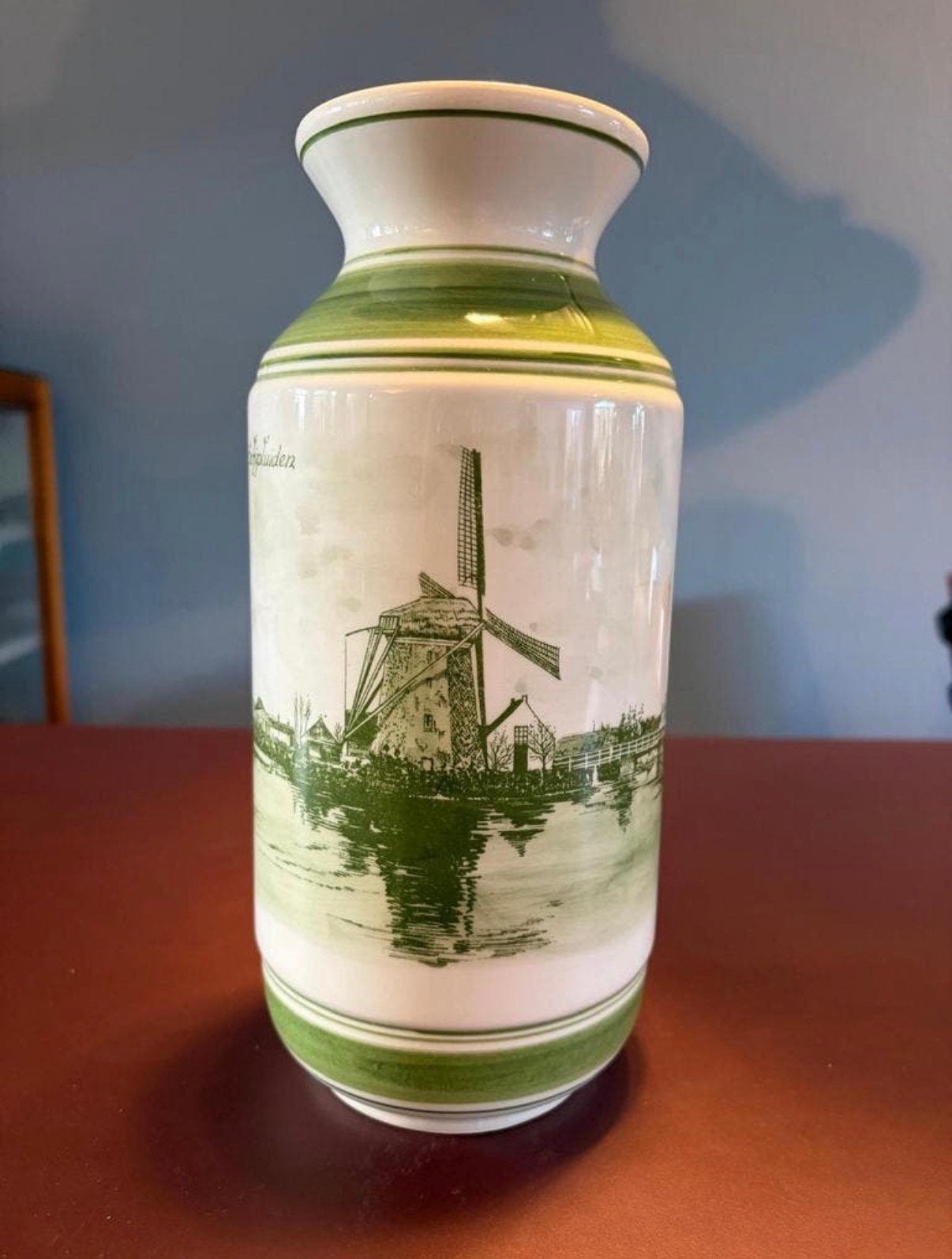 Vintage groene porseleinen Haarlem handpainted vaas.656, Antiek en Kunst, Antiek | Vazen, Ophalen of Verzenden