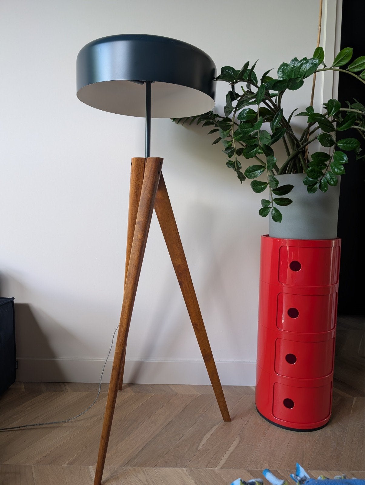 MADE(dot)com tripod vloerlamp navy massief hout & metal, Ophalen, Modern, deense, Zo goed als nieuw, 150 tot 200 cm
