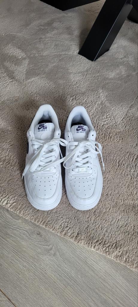 Nike Air Force 1 Wit met Donkerpaarse Swoosh - Maat 39, Kleding | Dames, Schoenen, Wit, Nike, Ophalen of Verzenden, Sneakers of Gympen
