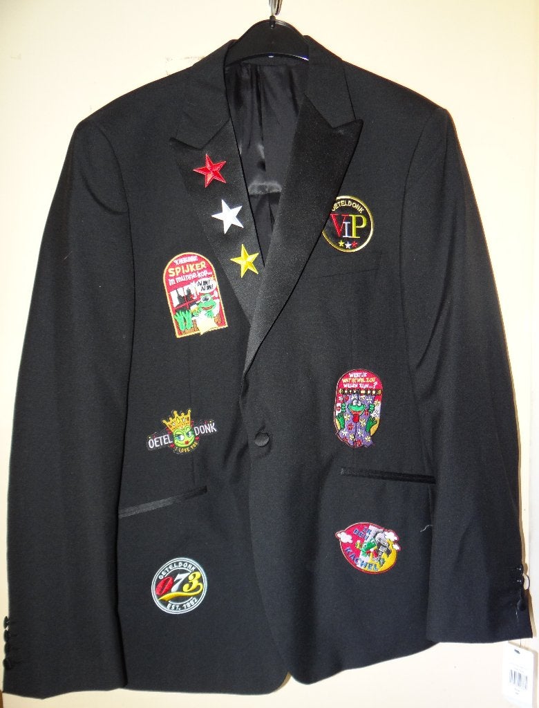 Leuk zwart OETELDONK/DEN BOSCH jas met emblemen (C), Carnaval, Ophalen of Verzenden, Kleding, Maat 56/58 (XL)