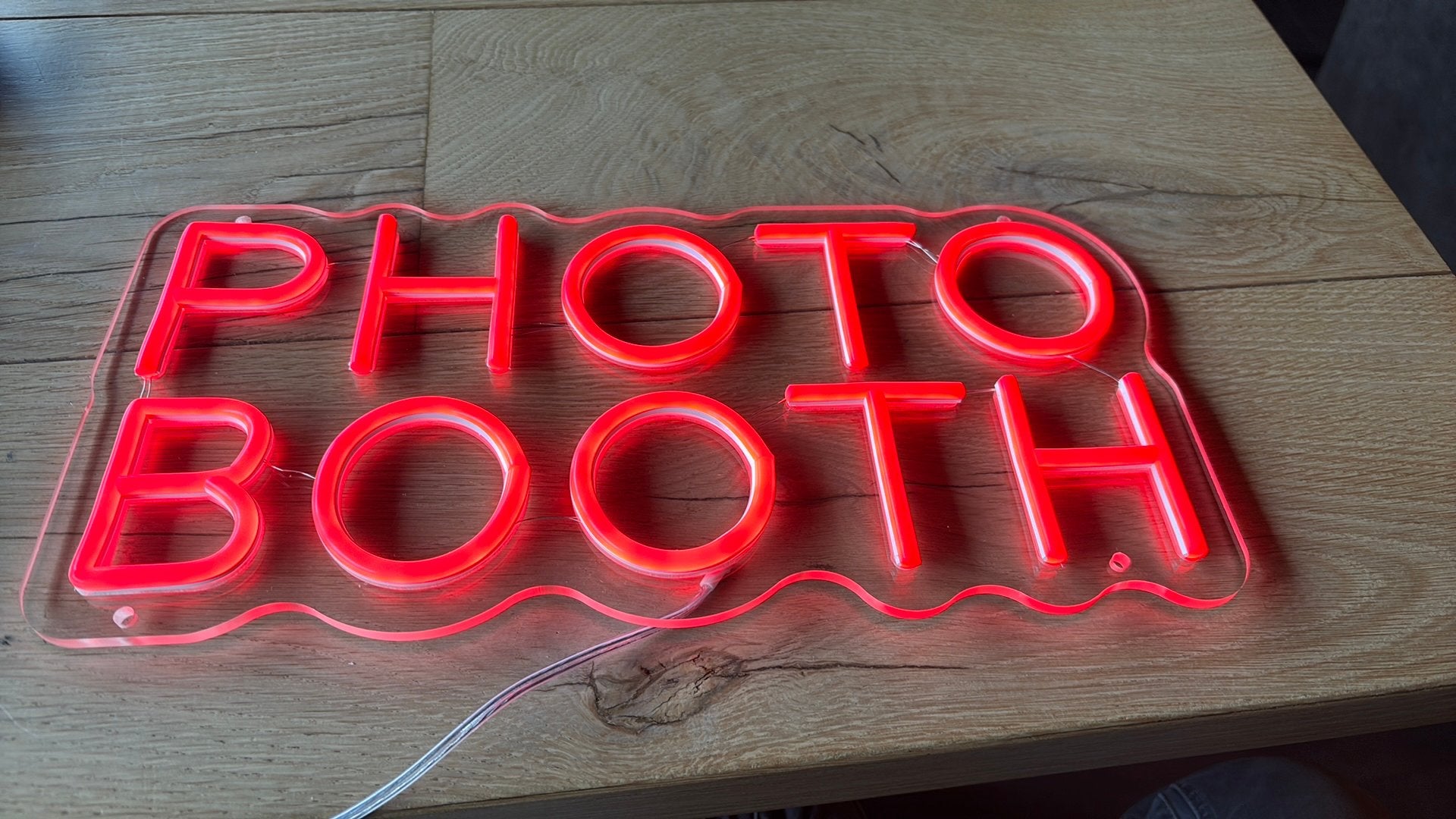 Neon LED "PHOTO BOOTH" bord - 40x20 cm rood en witte tekst, Ophalen of Verzenden, Zo goed als nieuw