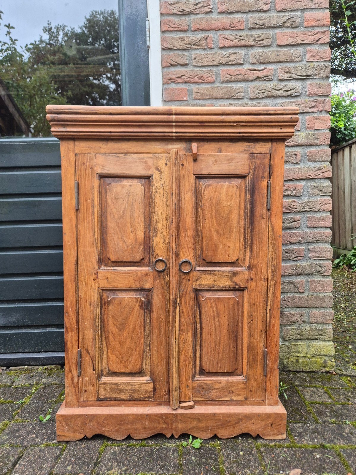 Antieke houten kast met twee deuren en planken, Ophalen