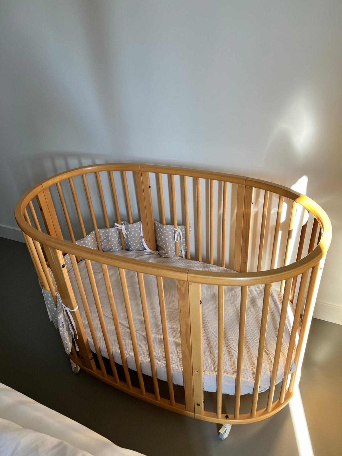 Complete Stokke Sleepi Set: Mini + Bed Uitbreiding, Ophalen, 70 tot 85 cm, 140 tot 160 cm, Zo goed als nieuw