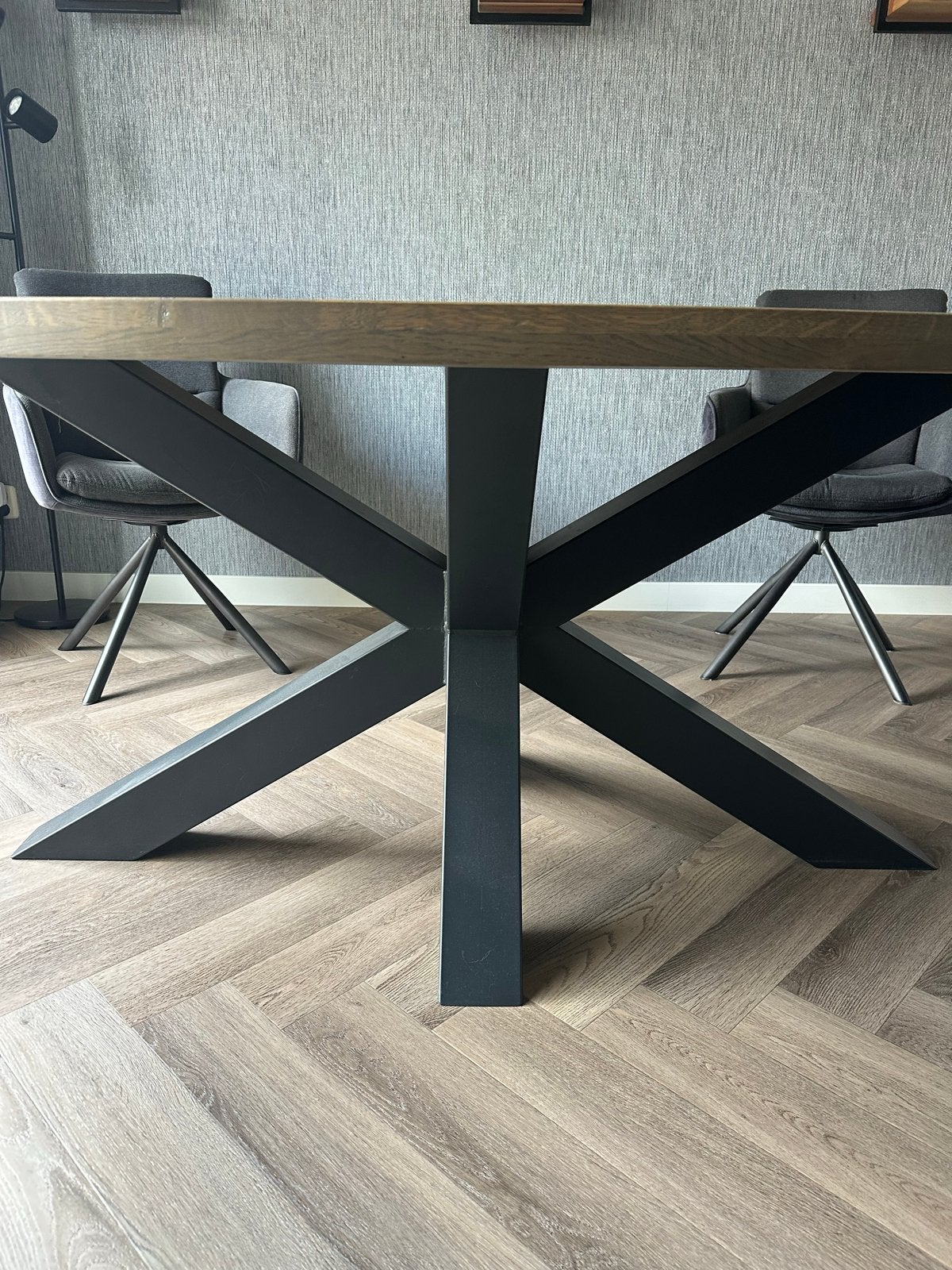Ovale massief houten eettafel met grijze gloed, Huis en Inrichting, Ophalen, Gebruikt, 100 tot 150 cm, Eikenhout