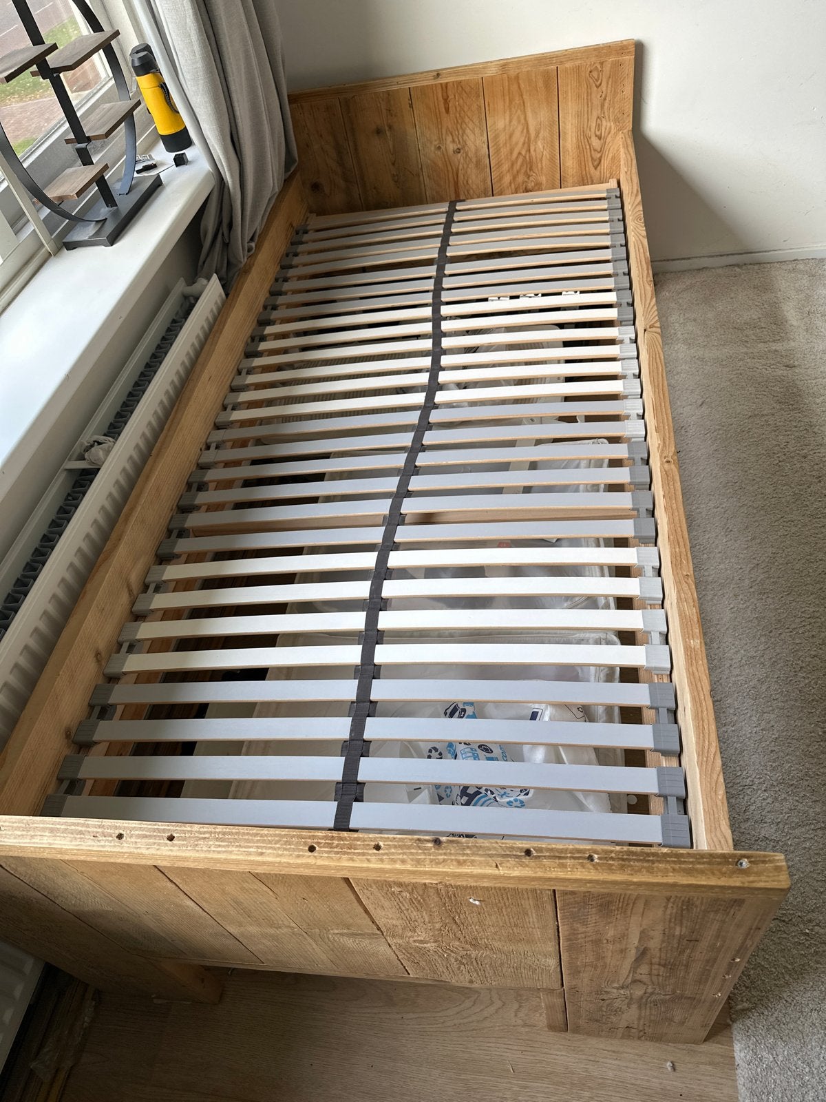 Houten bedframe en twee nachtkastjes, Huis en Inrichting, Ophalen, Gebruikt, 90 cm, Eenpersoons