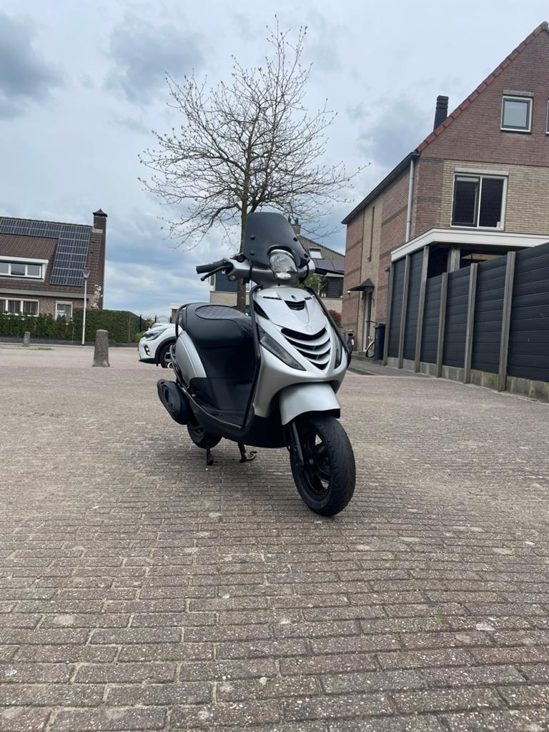 Piaggo Zip Brom 4t 2017, Fietsen en Brommers, Scooters | Piaggio, Ophalen, Zo goed als nieuw, Benzine, Zip
