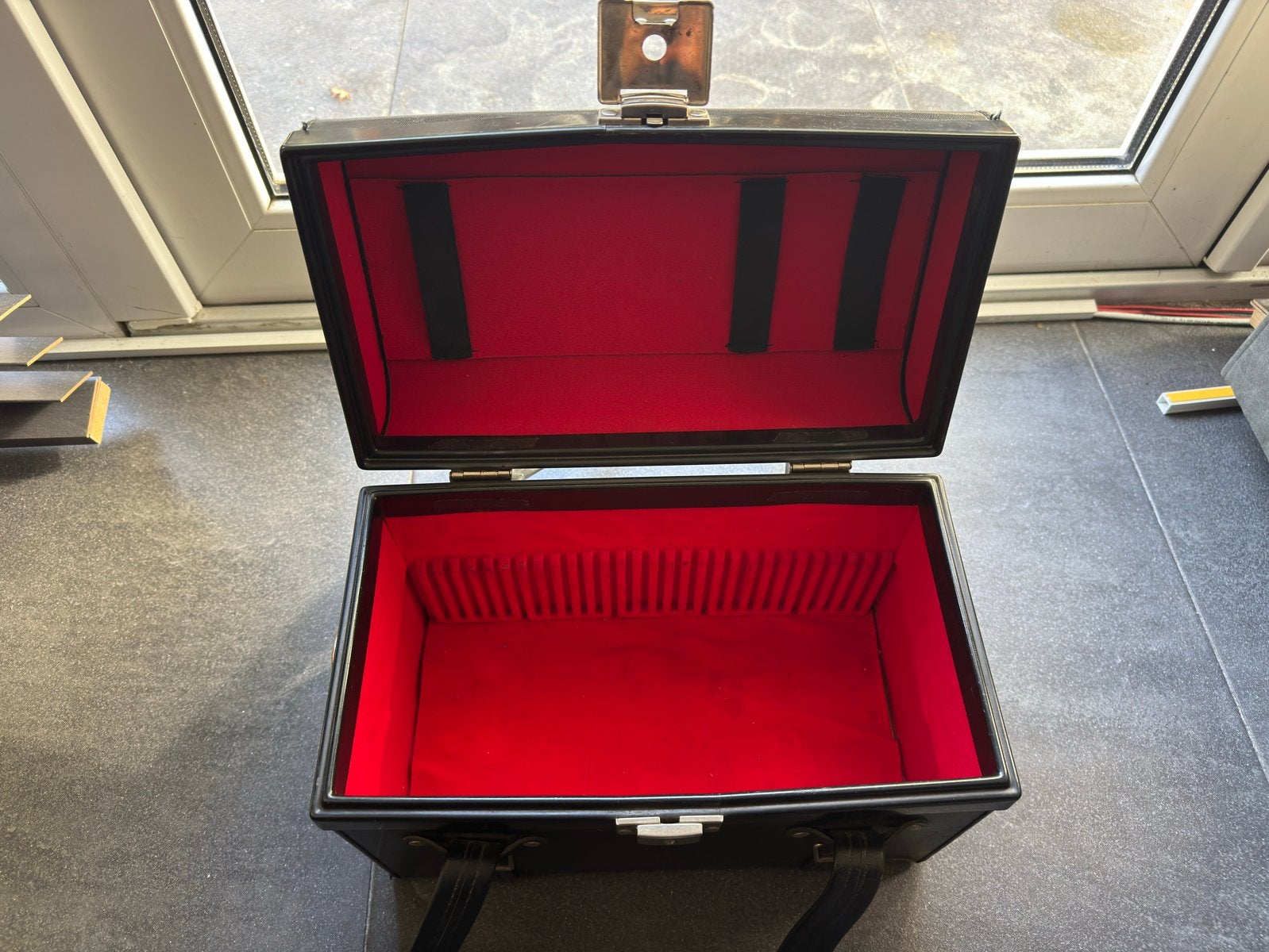 Vintage Zwarte Hardcase Koffer met Rood Interieur, Ophalen, Gebruikt, Zwart, Met slot